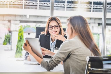 İş kadın kişi oda ofis ceo için iş planlama ve Finans rapor tabletten sunma