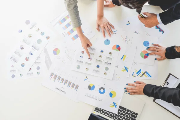 Mensen uit het bedrijfsleven bespreken of klagen de grafieken en diagrammen bovenaan weergave: bedrijfsconcept team brainstorm — Stockfoto