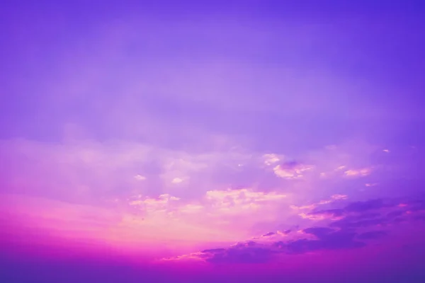 Brillante vibrante Viola colori vero romantico tramonto cielo, natura bellezza colore sfondo — Foto Stock