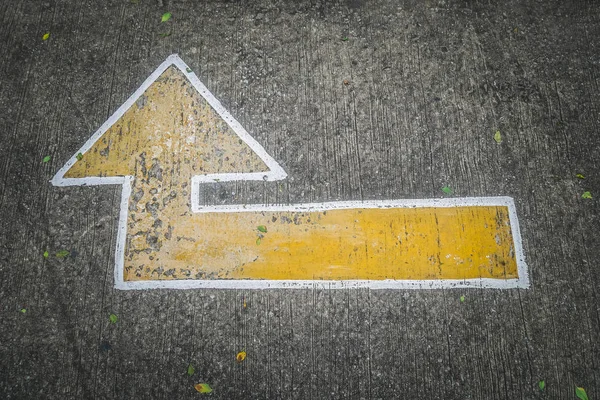 Señal de flecha antigua en el suelo de la carretera o estacionamiento — Foto de Stock