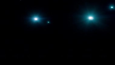 4 k mavi fenerleri parlak siyah arka plan üzerine ışıltı ışınla