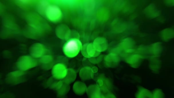 Bengala de luz sobre una luz brillante abstracta sobre un fondo verde — Vídeos de Stock