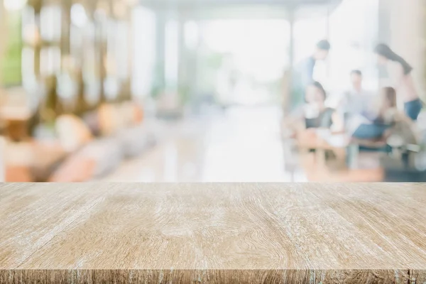 Plateau de table en bois sur intérieur flou personnes floues réunion dans café café espace de co-travail Prêt utilisé nous affichage ou montage produits design — Photo