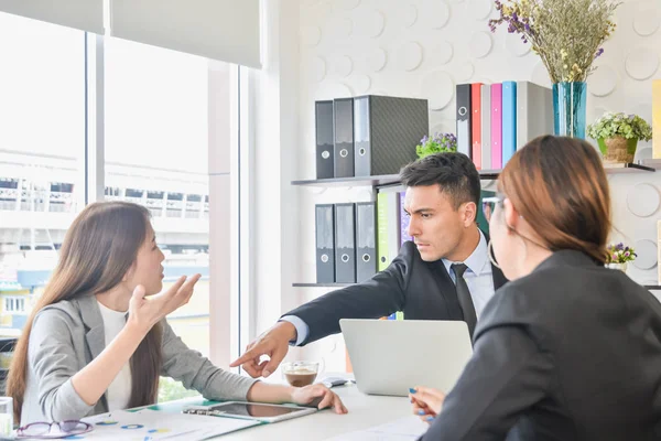 Análisis de informes financieros y concepto de revisión: CFO o director financiero ve informes de resumen financiero con su equipo de secretario y discute sobre el crecimiento futuro y las mejoras —  Fotos de Stock