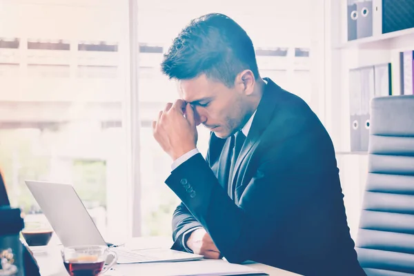 Hombre de negocios estrés o tensión en la oficina con síndrome de burnout en el escritorio relacionado con el estrés y el Burnout —  Fotos de Stock