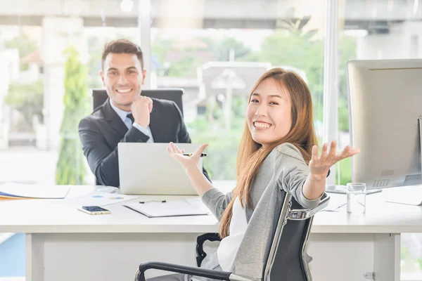 Negociaciones de negocios logran los objetivos de las metas, y lograr un gran éxito.El negociador giró y envió una señal de éxito Listo para expresar sus emociones feliz regocijarse con el equipo de apoyo —  Fotos de Stock