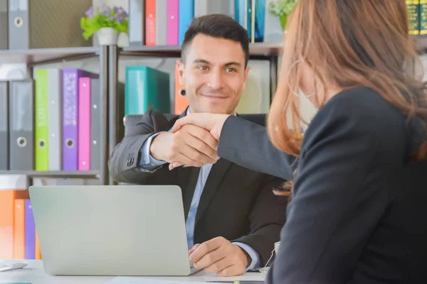 Negociación de negocios, mujeres de negocios con hombre de negocios apretón de manos feliz con el éxito del trabajo, disfrutando con compañero de trabajo, Handshake connection Deal Concept —  Fotos de Stock