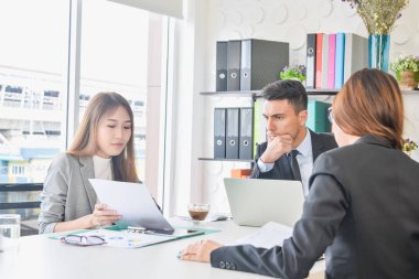 CEO ya da Mali İşler Müdürü Sekreter ekibi ile mali özet raporlar gördüğü ya da gelecekteki büyüme ve ilerleme hakkında hedef gelecek projesi iş planı anlatılır