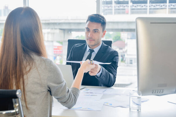 Финансовый директор или финансовый директор видит финансовые сводные отчеты со своим секретарем и обсуждает будущий рост и улучшения
