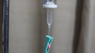 İntravenöz tedavi iv infüzyon seti ve bir kutup üzerinde şişe. Sıvı tuzlu yavaş yavaş ilaç damla damladamla, ilaç veya antibiyotik tedavisi ve bir hastane veya klinikte cerrahi kurtarma