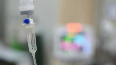 Iv infüzyon seti ve şişe bir direk üzerinde. Sıvı tuzlu yavaş yavaş ilaç damla damladamla, ilaç veya antibiyotik tedavisi ve bir hastane veya klinikte cerrahi kurtarma