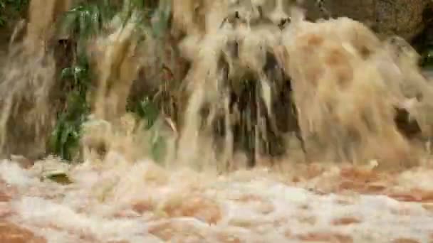 Rotes trübes Wasser fließt wegen sintflutartigen Regens vom Berg herunter — Stockvideo