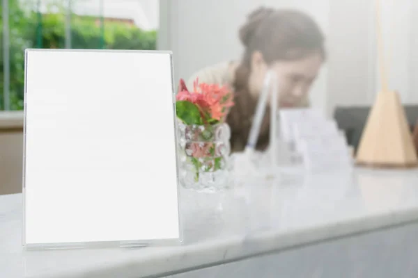 Stand-up-Frame-Karte oder Merktafel auf verschwommenem Hintergrund Interio Rezeption Hotel oder modernes Restaurant für Design Schlüssel visuelles Layout — Stockfoto