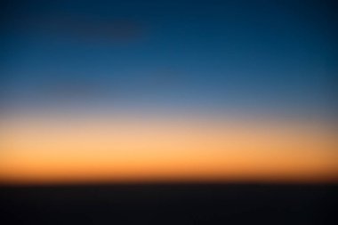 Gerçek gün batımı gradyan renk arka plan zemin veya ürün tasarımı için basit doğa renk gradyanı,Uçak penceresinin gün batımı gökyüzü görünümünden alınan