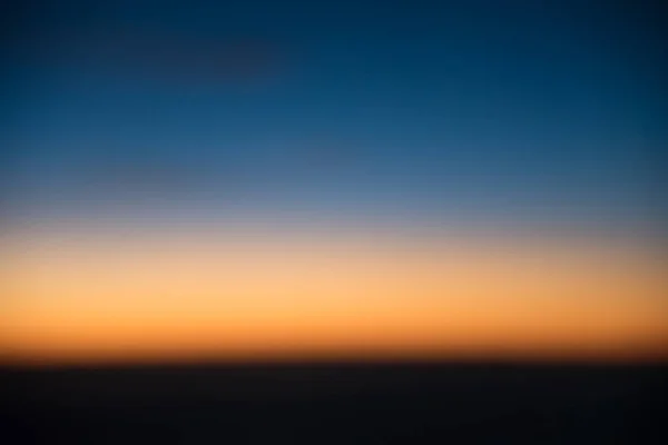 Real sol gradiente cor fundo simples natureza cor gradiente para o projeto de pano de fundo ou produtos, tirado da vista do céu por do sol da janela do avião — Fotografia de Stock