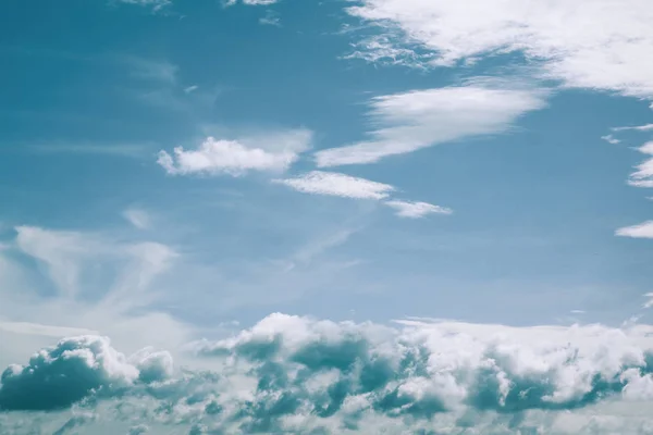 Retro Wolken Himmel Hintergrund weiß flauschig Wolkenlandschaft Natur Hintergrund retro Farbe Stil — Stockfoto