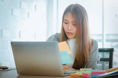 İş kadınları masa başında çalışmakla meşgul, bilgisayarbaşında organizasyon yapışkan notları, yapışma yapmak için şeyler, Zaman Yönetimi kavramı vardır