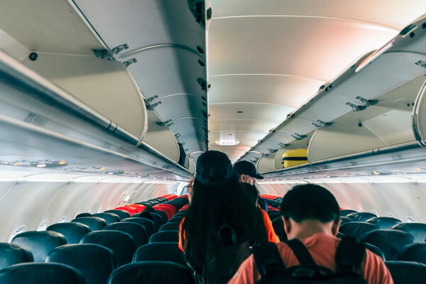 Неопределившиеся пассажиры выходили из самолета, следуя указателю выхода
