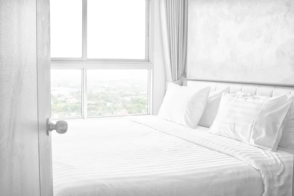 Ανοίξτε την πόρτα στο κρεβάτι στο δωμάτιο του δωματίου κρεβάτι λευκά σεντόνια αναμμένα από τη φύση ηλιακό φως από το παράθυρο της προβολής την πρωινή ώρα — Φωτογραφία Αρχείου