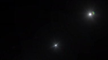 Kamera flaşı patlama ışık parlamaları , Flashlights parlak ışın görüntüleri bindirme geçiş için siyah arka plan üzerinde ışıltı