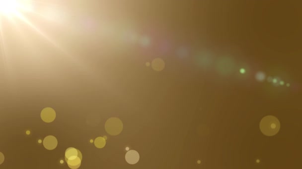 Glittrande guld glittrar med ljusa sol facklor bakgrund glödande gul bokeh ljus abstrakt lyx bakgrund — Stockvideo