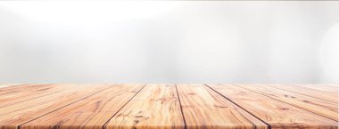 Geniş Banner arka plan için beyaz arka plan üzerinde Tik Ahşap masa üstü bize montaj ekran ürünleri tasarımı kullanılan