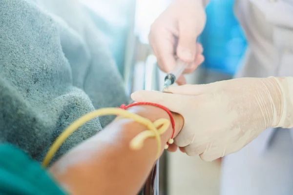 Pruebas de salud: Dedos o extracción de sangre venosa para hematología de laboratorio, enfermera que toma muestras de sangre del paciente — Foto de Stock