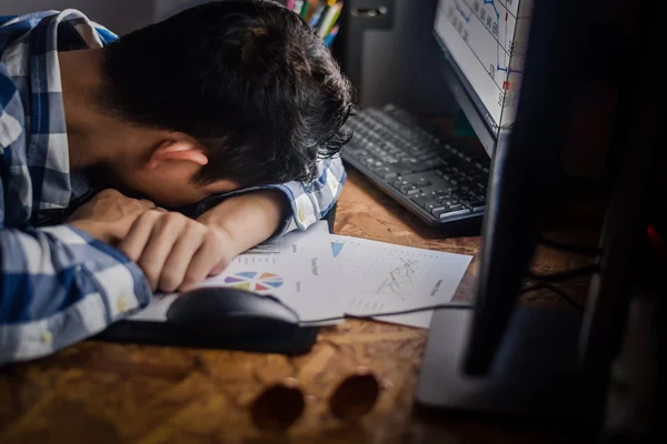 Uomo d'affari addormentato sulla scrivania dell'ufficio in ufficio, mentre fanno rapporto di lavoro documento straordinario lavoro fino a tarda notte — Foto Stock