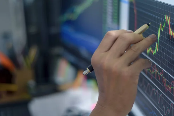 Gráfico de velas del mercado de valores financieros gráfico de inversión comercio de bolsa de valores con mano hombre punto en la pantalla del mercado en la noche —  Fotos de Stock