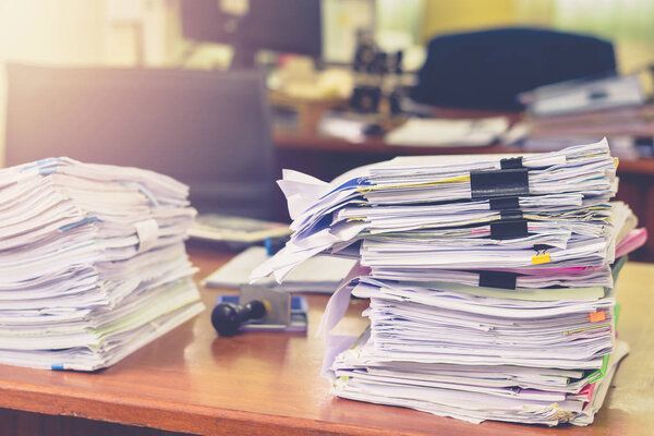 Куча документов работает штабелевые документы на рабочем столе, деловые документы выставления счетов и экспертизы, чтобы сообщить сводные результаты годового отчета для представлены. Концепция офиса
