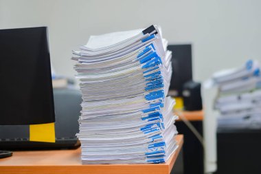 Evrak yığını ofis masası, iş belgeleri fatura ve muayene özet sonuçları yıllık raporu rapor etmek için belgeler in iş. İş parkı ofisleri konsept arka plan