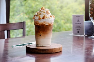 Soğuk kahve-buzlu karamel macchiato katmanlı espresso içecek, vanilya şurubu, soğuk kremsi süt espresso