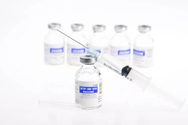 ДТП-hb-хіб комбінація вакцин з дифтерії, правця, Кошлюк, гепатиту в і гемофільної впливам типу б спряжене вакцинального Адпомісний. Вакцина на білому фоні — стокове фото