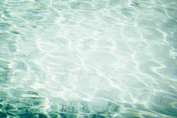 Eau de piscine abstraite vagues de surface mer et soleil réfléchissent pour le fond — Photo
