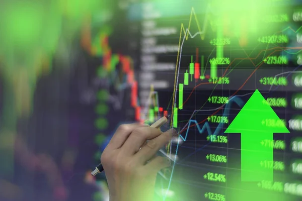 Графік зеленого фондового ринку з індикатором інвестиційної торгівлі фондовою біржею екран монітора крупним планом — стокове фото