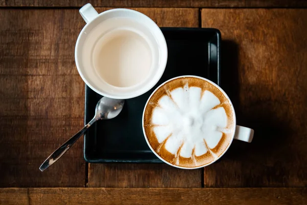 Set di caffè espresso caldo includono tè e zucchero su sfondo tavolo — Foto Stock