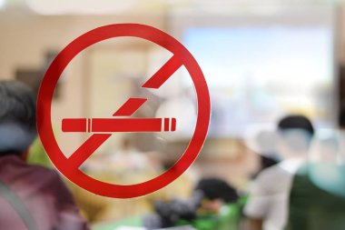toplantı odasında bulanık insanlar ile cam kapı üzerinde sigara şarkı etiketi