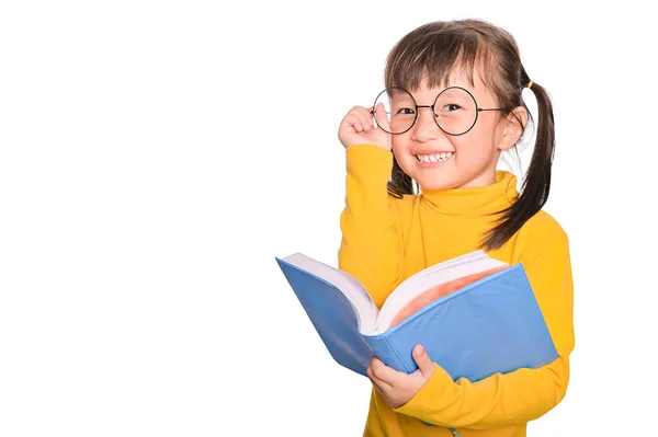 Adorável Alegre Criança Asiática Menina Vestindo Óculos Lendo Livro Interessante — Fotografia de Stock