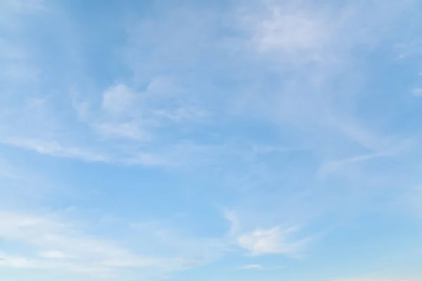 Wolność Białe Chmury Błękitnym Niebie Tle Natury — Zdjęcie stockowe
