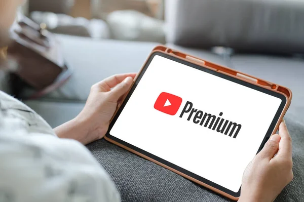 YouTube Premium 'u İzleyen Kadın iPad' de, YouTube Premium 'la birlikte, YouTube ve YouTube' da reklamsız erişimin, indirmenin ve arka plan gösteriminin tadını çıkarın. Google 'dan müzik: LOEI, THAILAND, 20 Haziran 2020.