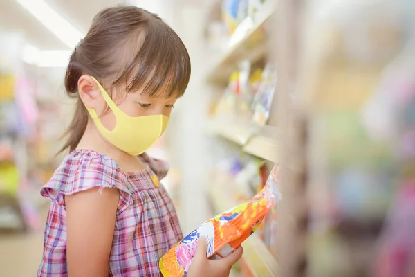 Los Niños Leen Las Etiquetas Para Ver Los Ingredientes Lectura — Foto de Stock