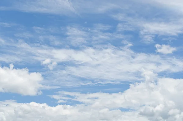 Wolność Białe Chmury Błękitnym Niebie Tle Natury — Zdjęcie stockowe