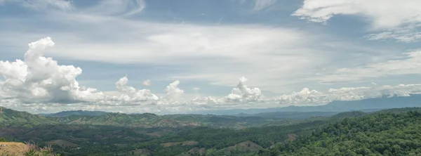 農村部の農民のために伐採された山の森を破壊する風景タイ — ストック写真