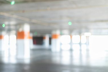 Boş yeraltı otoparkının bulanık arkaplanı. Çok katlı otoparkın içi, yeraltı otoparkı..