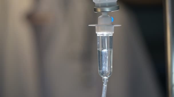 Infusionsflasche mit intravenöser Lösung für Patienten auf der Station — Stockvideo