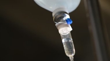 Serum serumunu kapatın. Koğuştaki hastaya serum fizyolojik verin.