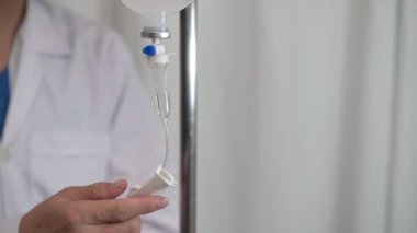 Serum serumunu kapat. Enfüzyon doktoru damar içi sıvı şişesinin hacmini ayarladı. Hastanın koğuşunda serum solüsyonu var.