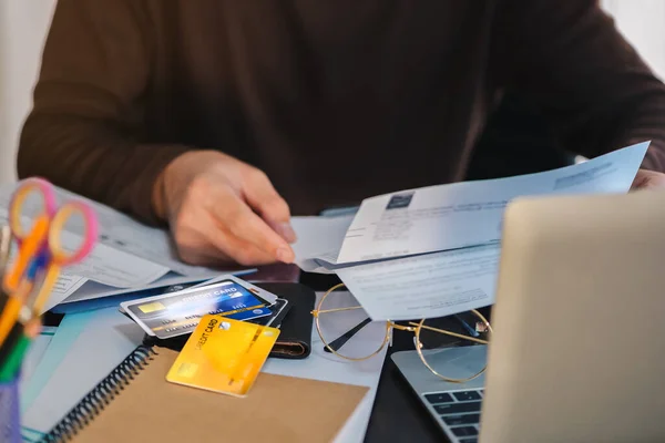 Man Hand Houden Rekeningen Van Veel Credit Card Tijdens Het — Stockfoto