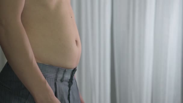 Flaco hombre con la grasa del vientre tirado han tirado de su músculo abdominal — Vídeo de stock
