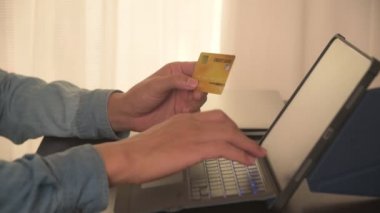 Kredi kartı CVV numarasını kredi kartıyla ödeyen adam, ev alışverişi, bankacılık, ev ve yaşam tarzı konseptinde tablet kullanıyormuş.